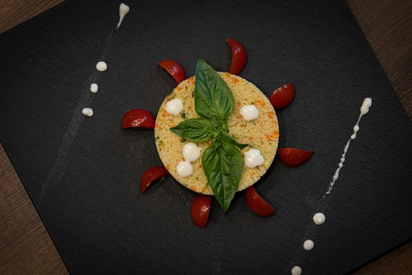 Schritt-für-Schritt Anleitung zur Zubereitung einer cremigen indischen Korma-Sauce mit Cashewnüssen und Joghurt